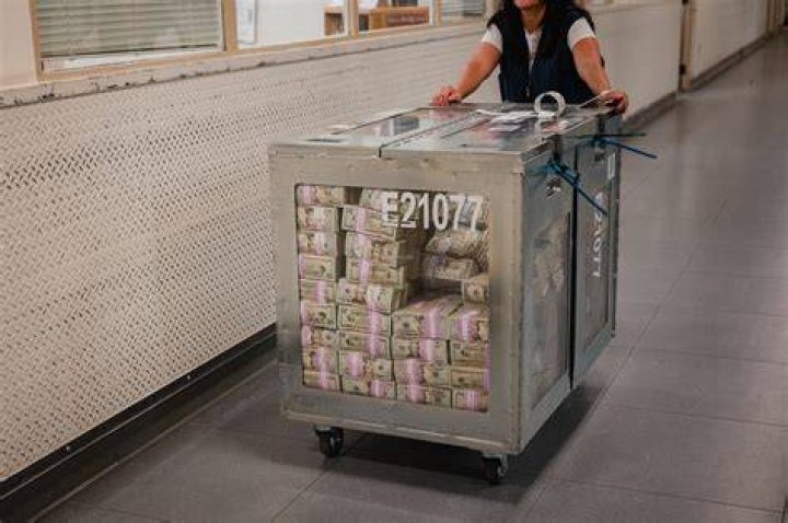 Can stores accept ripped money?